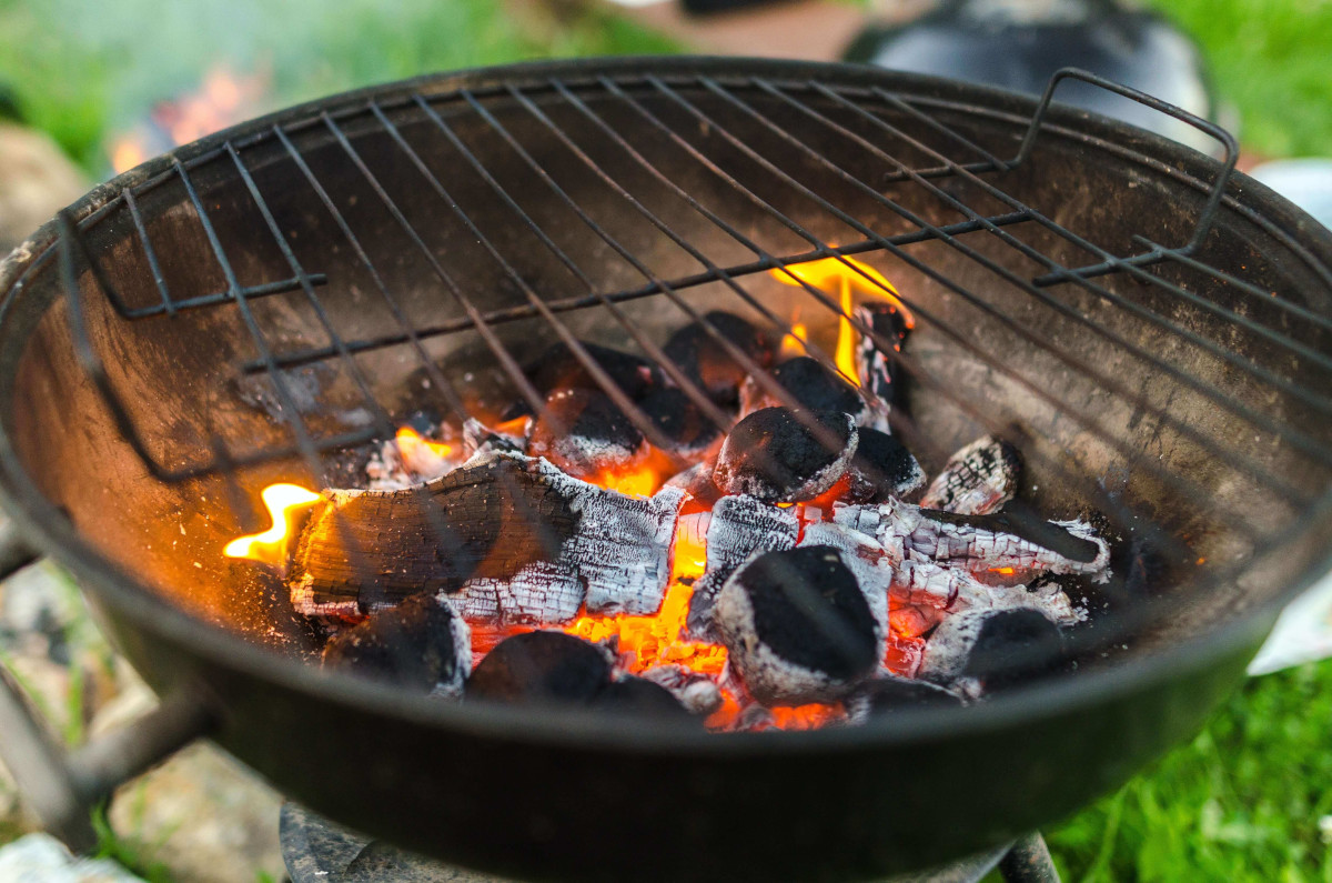 Auf einem Grill glühende Grillkohle.