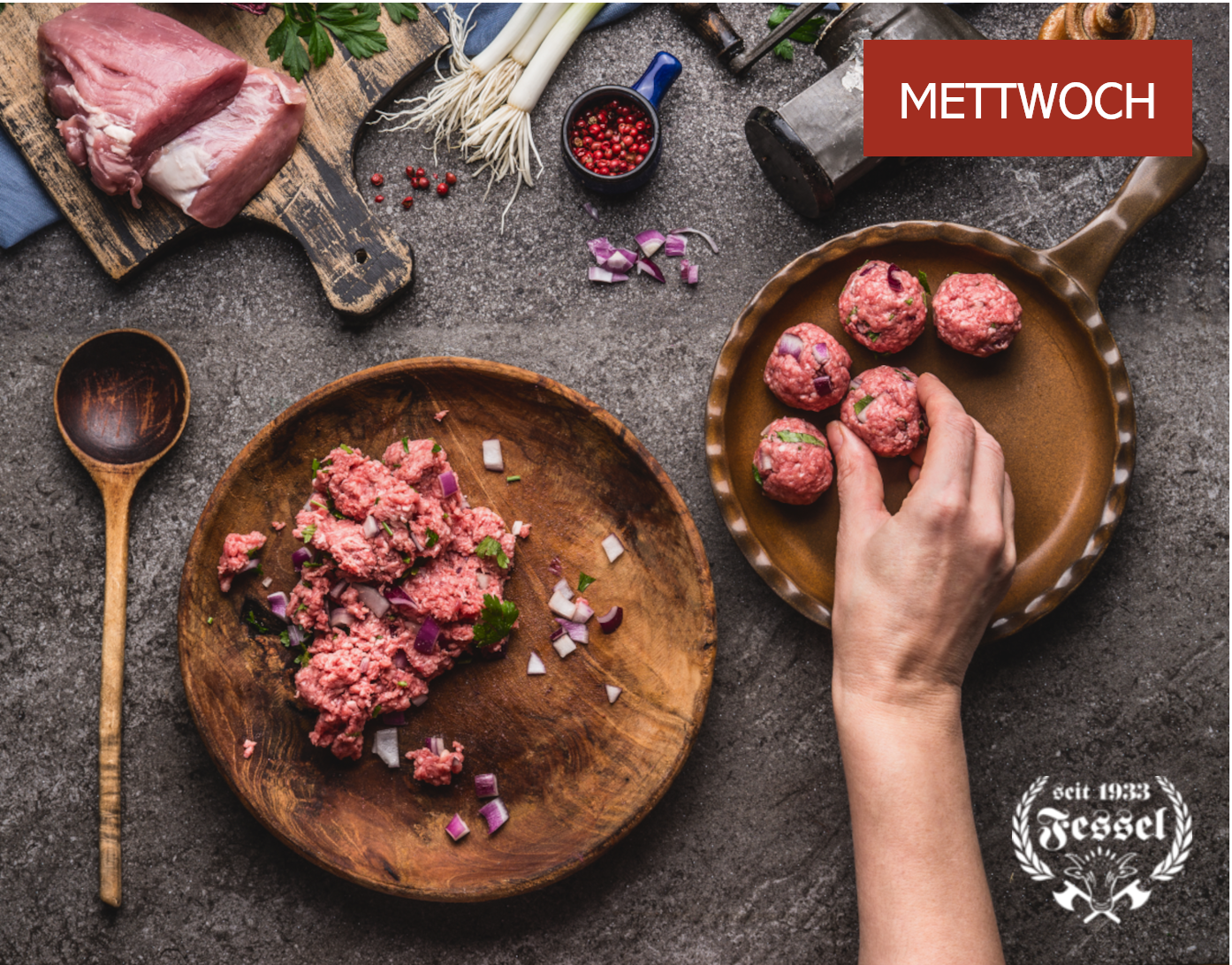Mittwoch heißt Mettwoch Zwei Telle mit Hackfleisch. Eine Hand formt Hackfleischbällchen. Überschrift Mettwoch bei der Fleischerei Fessel.