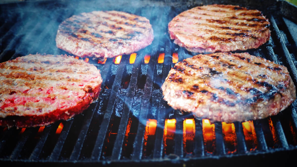 Burgerpatties auf dem Grill.